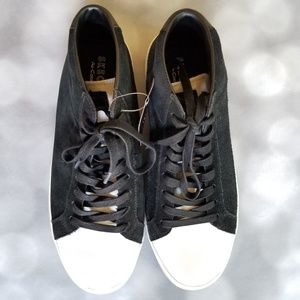 Skechers | Black & White Sneakers